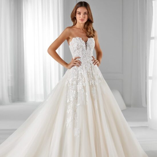 Nicole Milano - AU12146 Brautkleid Vorderansicht 2