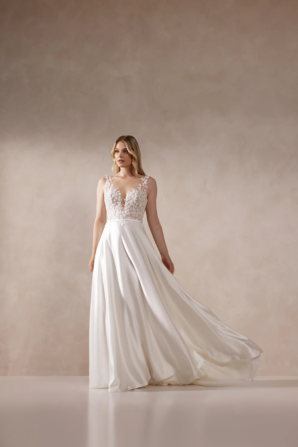 Brautkleid Modell Eila von Adore – Vorschau