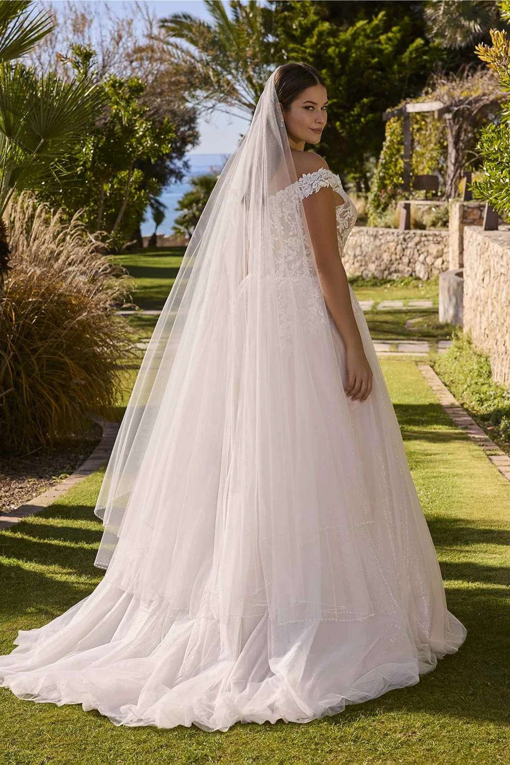 Brautkleid Modell Lelies von Ladybird – Rücken mit Schleier