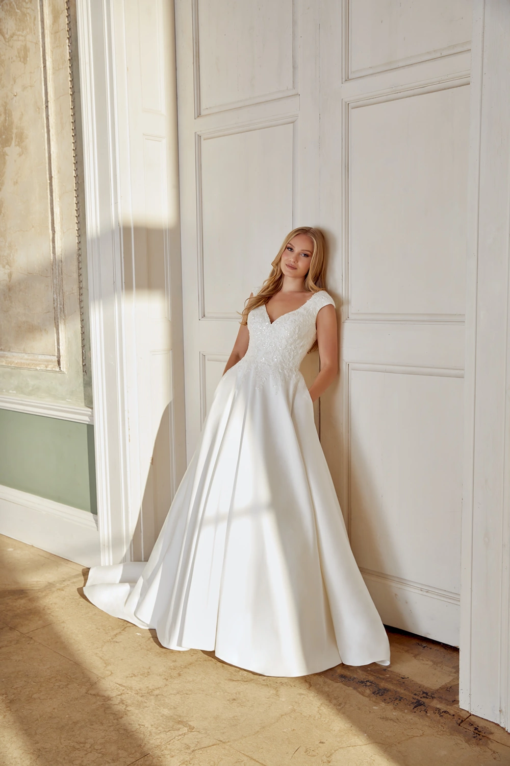 Brautkleid Modell 44547 von Sincerity – Vorne geneigt