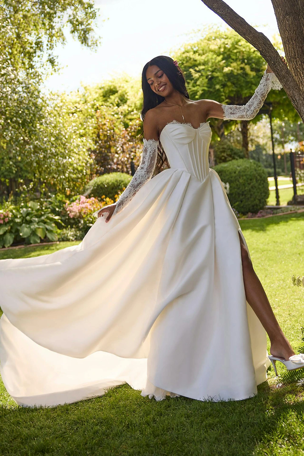 Brautkleid Modell Zorina von Rebecca Ingram Bridals – Seitlich