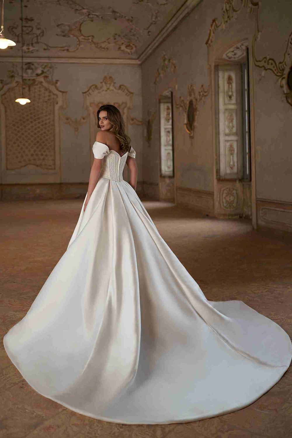 Modell Noriko (Braut-Rock) von Herve Paris – Rückansicht