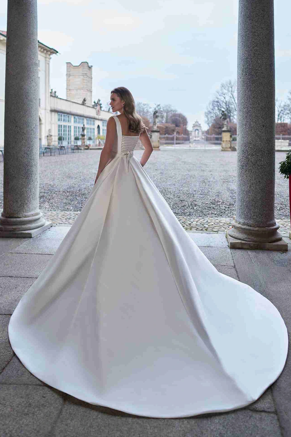 Modell North (Braut-Rock) von Herve Paris – Schleppe