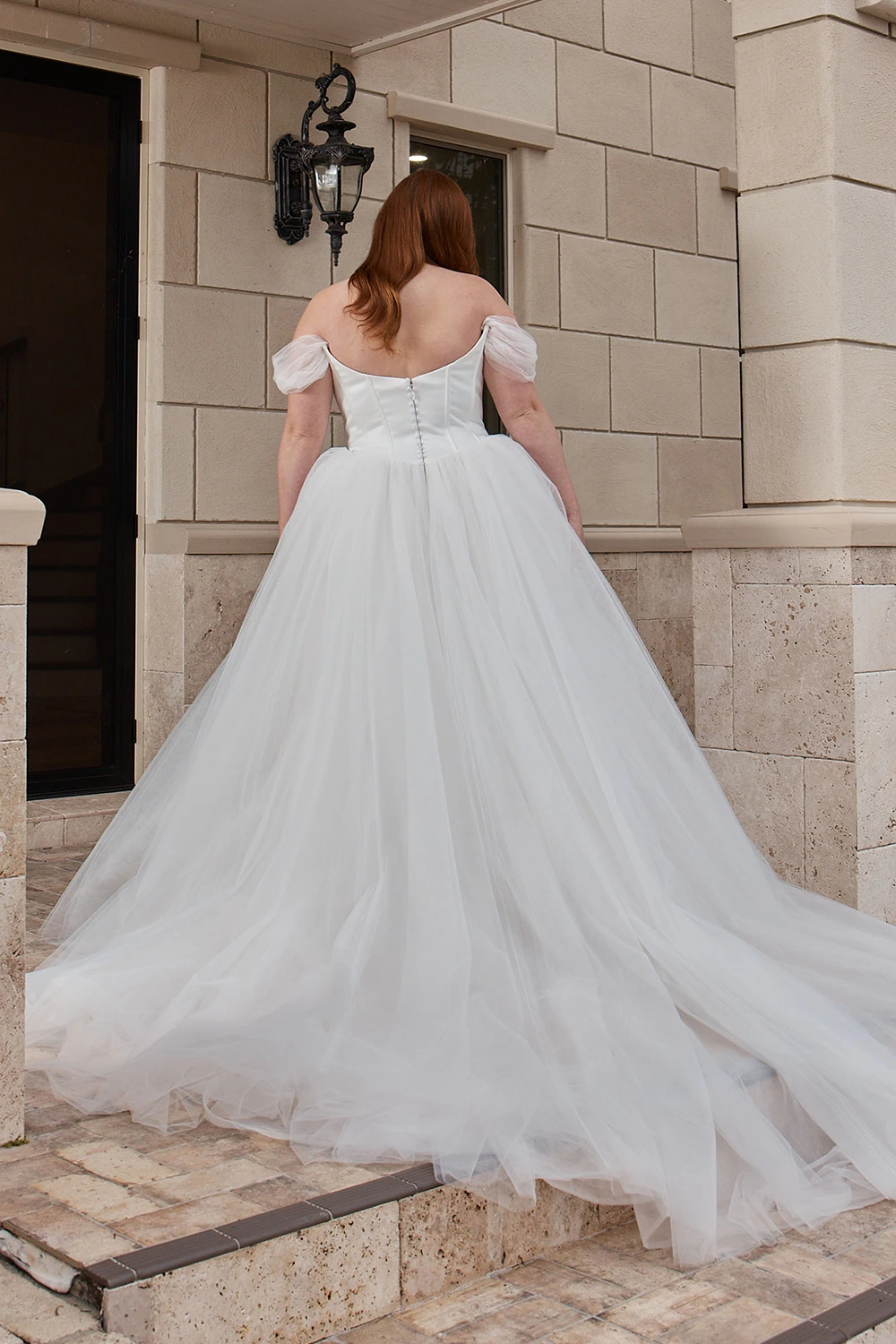 Brautkleid Modell Rosie curvy von Evie Young – Rückansicht