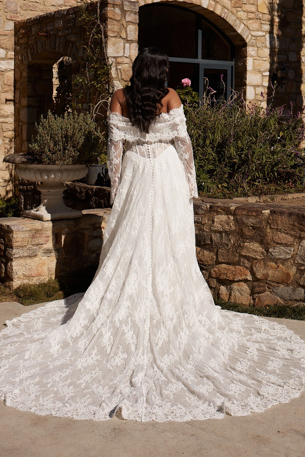 Brautkleid Modell Nivaya curvy von Madi Lane – Rückansicht