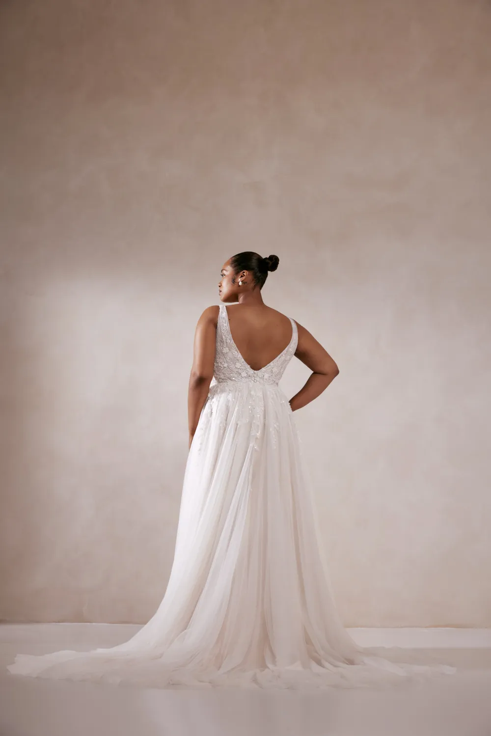 Brautkleid Modell Noemie Curvy von Adore Bridal – Rückansicht