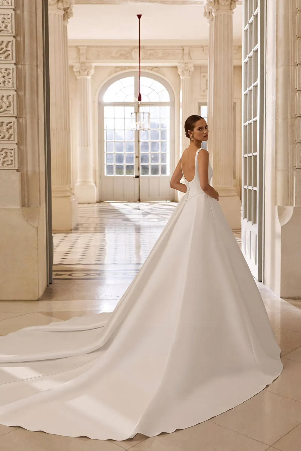 Brautkleid Modell Brena von AIRE Barcelona – Rückansicht