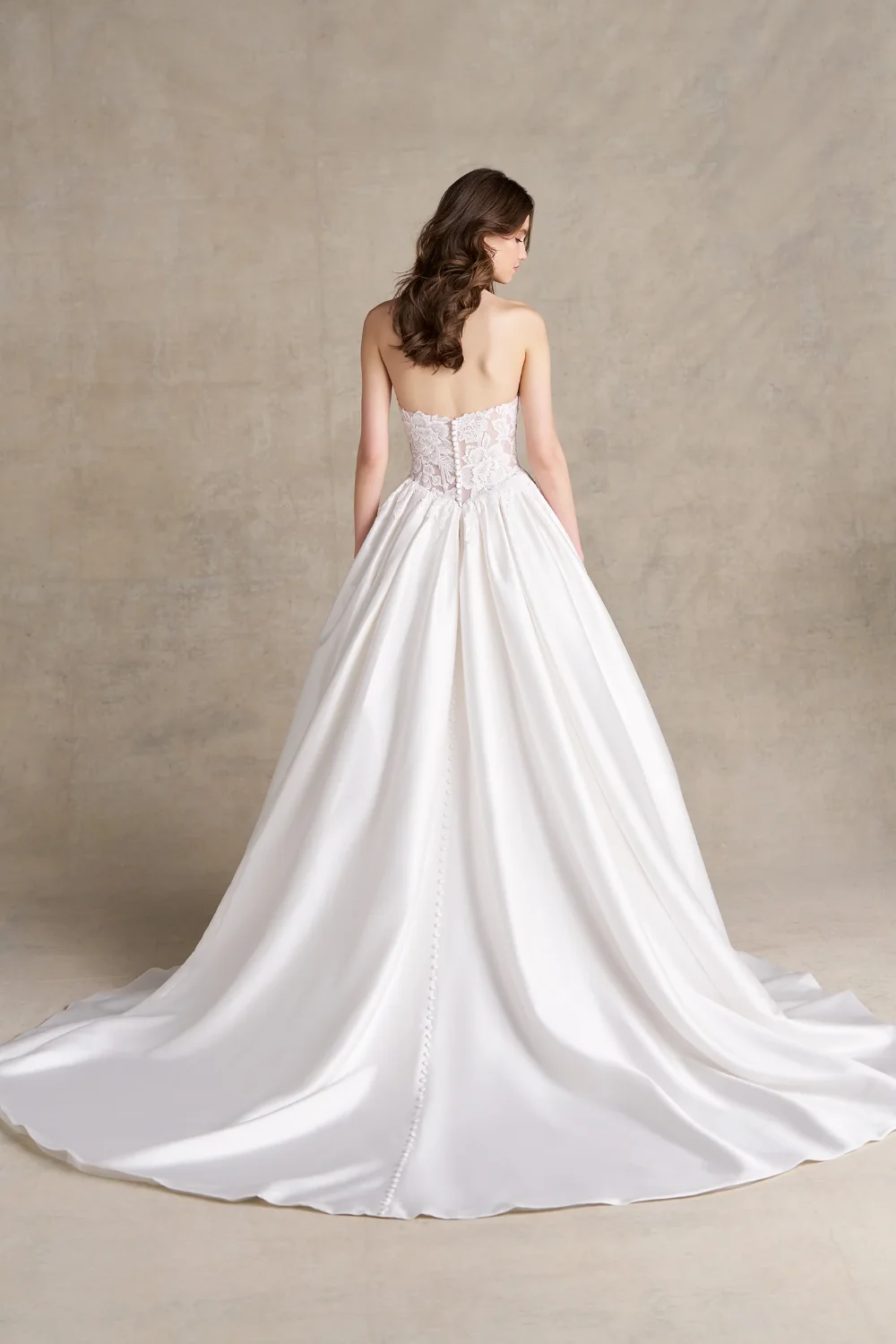 Brautkleid Modell R3970 von Allure Bridals – Detailasicht Hinten