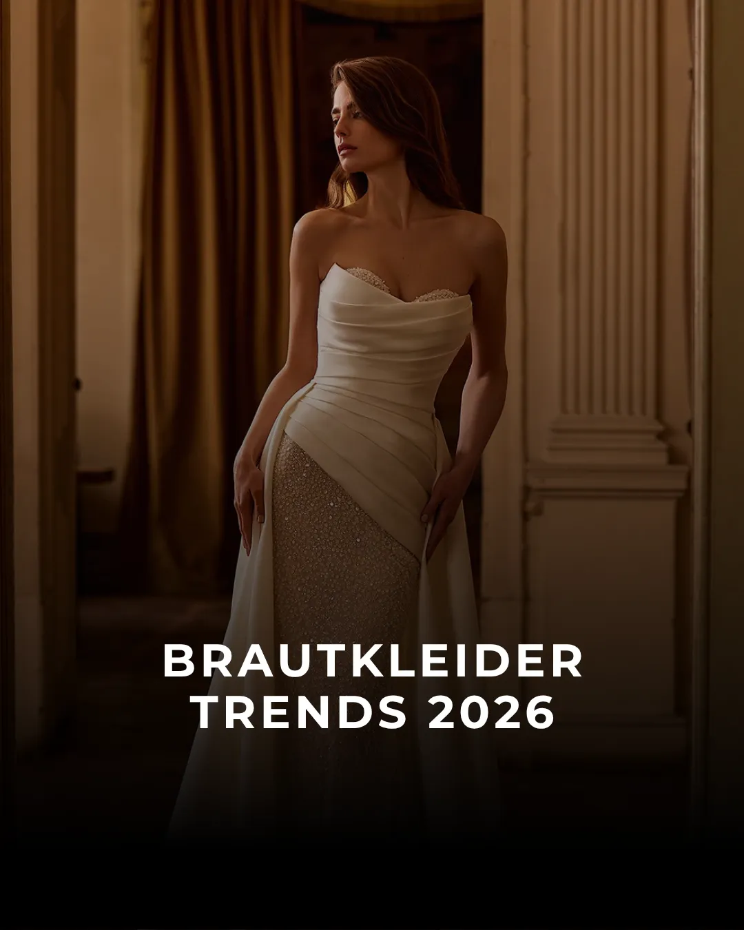 Elegante Braut im Hochformat in einem modernen, trägerlosen Hochzeitskleid mit Glitzerelementen vor warmem, edlem Hintergrund. Text-Overlay unten: „BRAUTKLEIDER TRENDS 2026“
