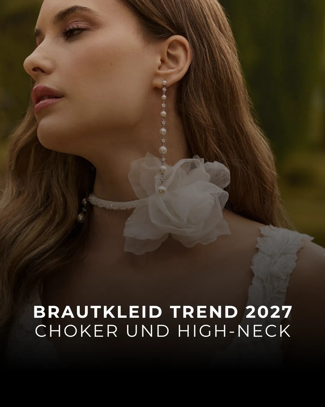 Elegante Braut im Profil mit hochgeschlossenem Hochzeitskleid-Trend 2027, filigranem Choker-Halsband aus Perlen und Tüll sowie edlem Sleek-Look-Styling bei Lin Riehl für Bielefeld und Paderborn.