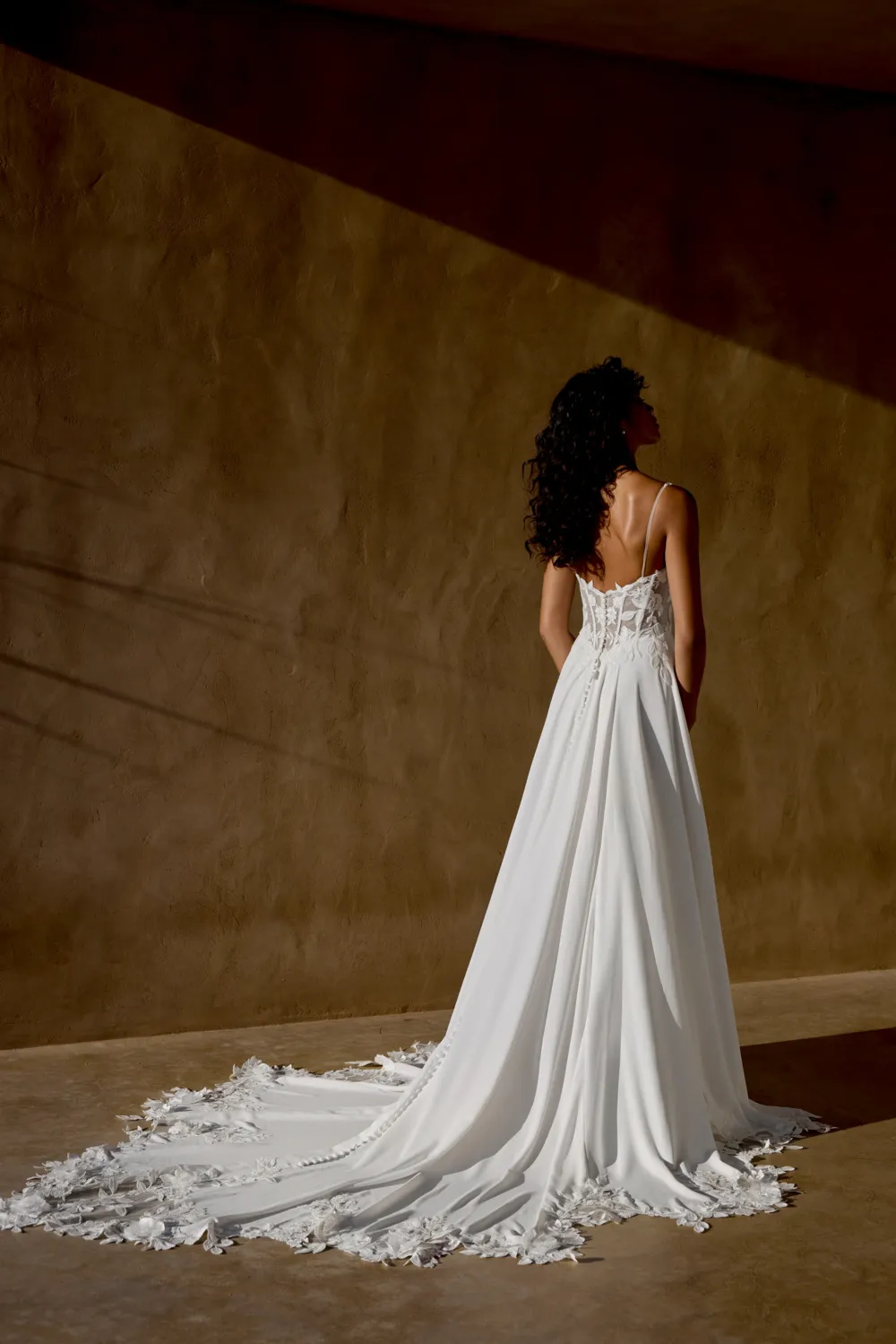 Brautkleid Modell 66446 von Lillian West –Detailansicht Schleppe