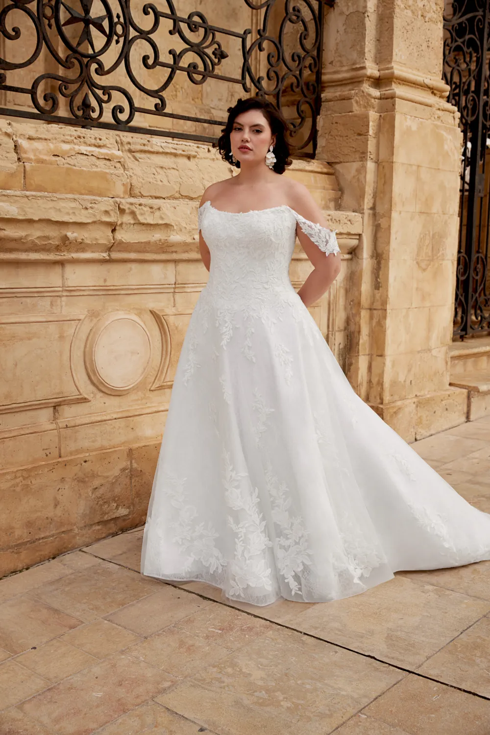 Brautkleid Modell 44587 Curvy von Sincerity- Vorderansicht