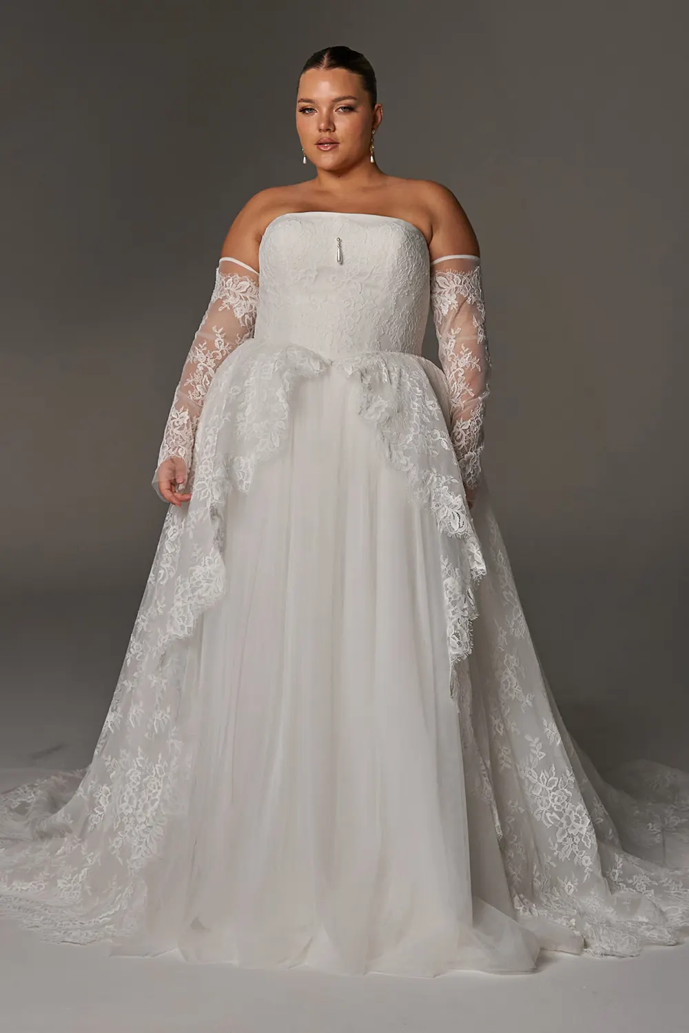 Brautkleid Modell Ariana Curvy von Evie Young Bridal – Detailansicht Vorne