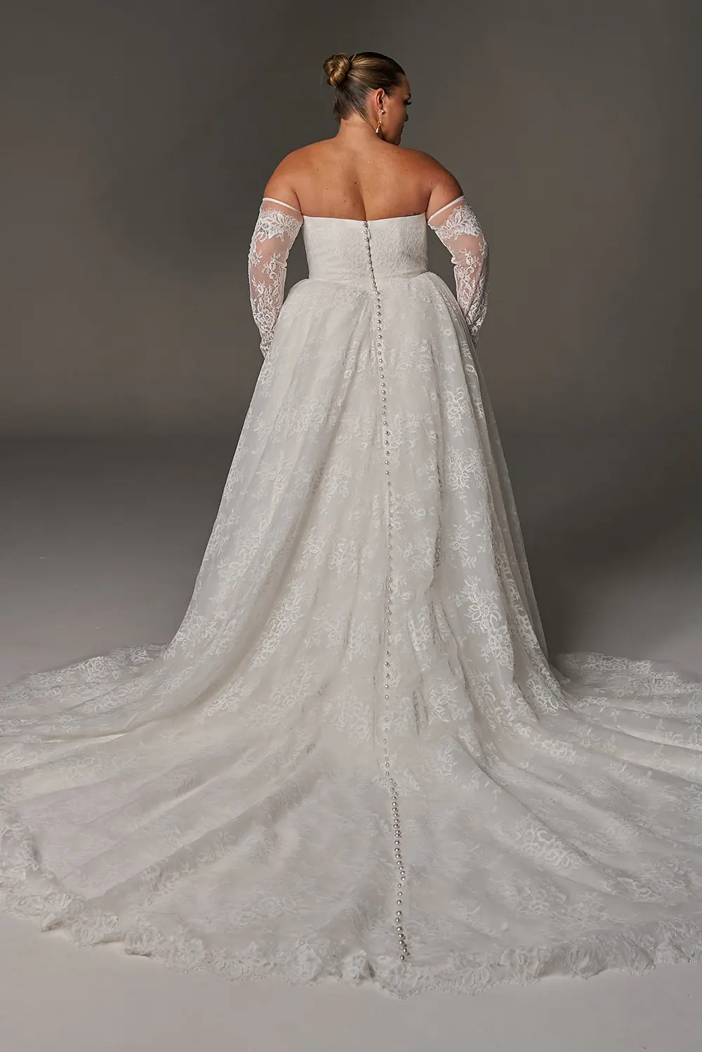 Brautkleid Modell Ariana Curvy von Evie Young Bridal – Rückansicht Schleppe