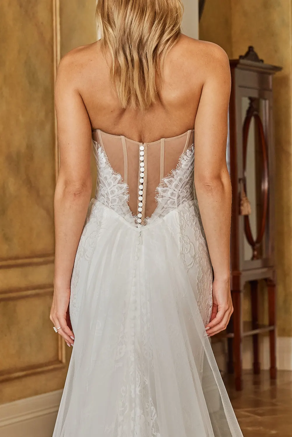 Brautkleid Modell Orion von Madi Lane – Knopfleiste